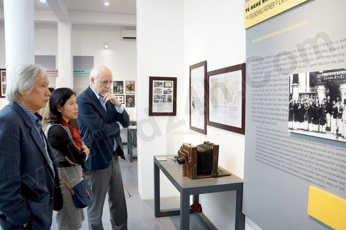 British writer and historian Terry Bennett, who specializes in photography collection & research, visited Lai Xa Museum of Photography